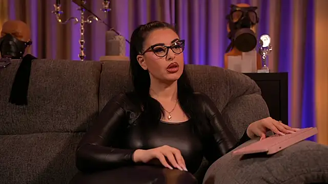 Snapshot of kelly_kent chatting on 03/22/25, 02:37 kelly kent online show from 03/22/25, 02:37