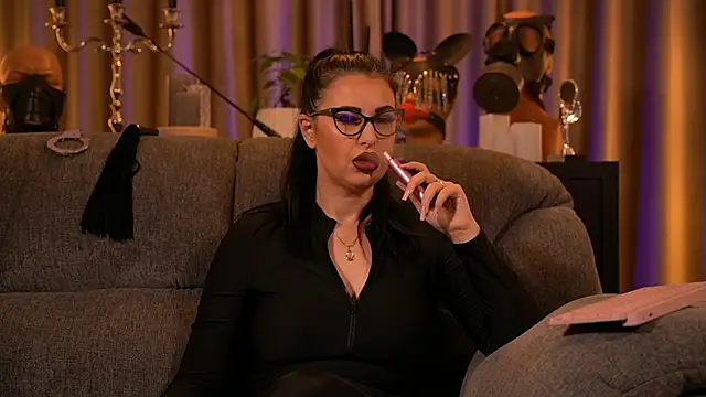 Snapshot of kelly_kent chatting on 09/20/25, 12:11 kelly kent online show from 09/20/25, 12:11