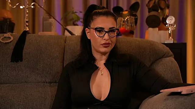 Snapshot of kelly_kent chatting on 11/07/25, 12:10 kelly kent online show from 11/07/25, 12:10