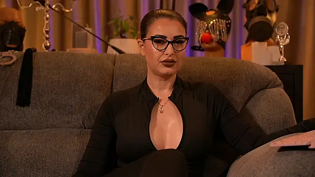 Snapshot of kelly_kent chatting on 11/17/25, 12:49 kelly kent online show from 11/17/25, 12:49