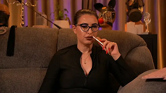 Snapshot of kelly_kent chatting on 11/18/25, 01:33 kelly kent online show from 11/18/25, 01:33