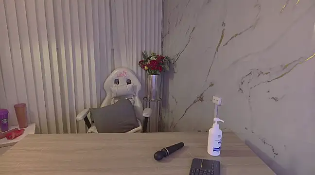 Snapshot of Scarlett_collins02 chatting on 01/06/25, 04:26 Scarlett collins02 online show from 01/06/25, 04:26