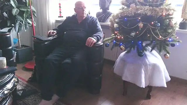 Snapshot of Exhib070 chatting on 12/17/24, 11:39 Exhib070 online show from 12/17/24, 11:39