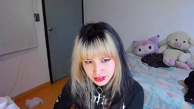 Snapshot of Akane-Mou chatting on 12/12/24, 05:31 Akane-Mou online show from 12/12/24, 05:31