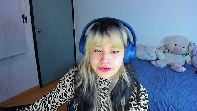 Snapshot of Akane-Mou chatting on 01/04/25, 09:43 Akane-Mou online show from 01/04/25, 09:43