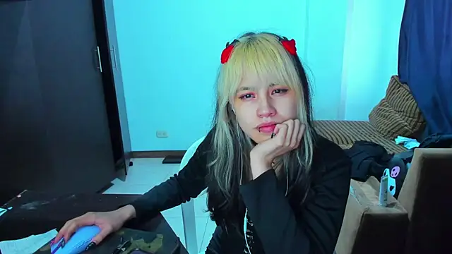 Snapshot of Akane-Mou chatting on 02/15/25, 12:01 Akane-Mou online show from 02/15/25, 12:01