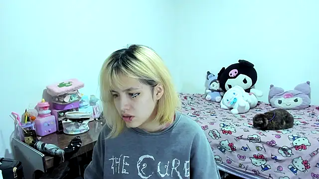 Snapshot of Akane-Mou chatting on 09/26/25, 04:27 Akane-Mou online show from 09/26/25, 04:27