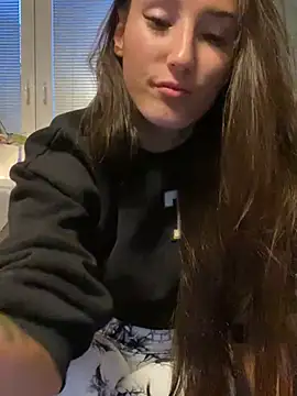 Snapshot of spottyyy chatting on 01/10/25, 07:04 spottyyy online show from 01/10/25, 07:04