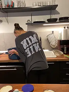 Snapshot of spottyyy chatting on 09/15/25, 04:29 spottyyy online show from 09/15/25, 04:29