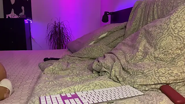 Snapshot of spottyyy chatting on 10/02/25, 08:38 spottyyy online show from 10/02/25, 08:38