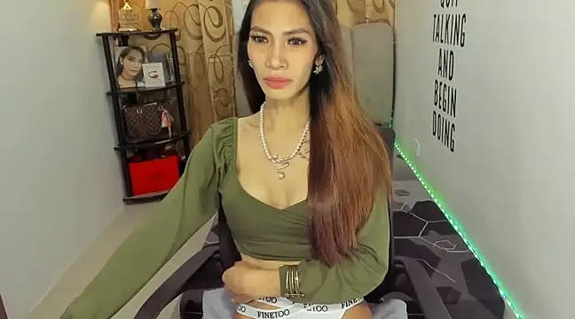 Trixie Mattel21 online show from 12/09/24, 11:13