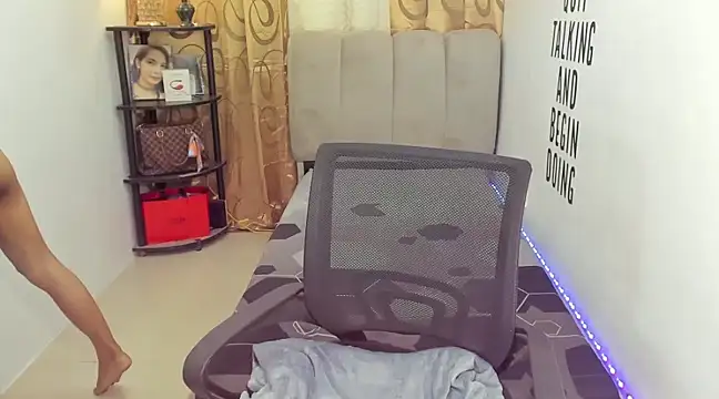 Trixie Mattel21 online show from 12/12/24, 02:04