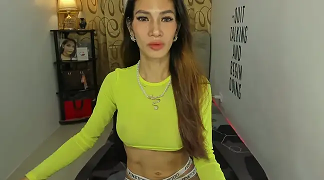 Trixie Mattel21 online show from 12/14/24, 11:12