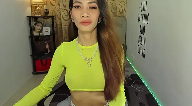 Trixie Mattel21 online show from 12/15/24, 11:31