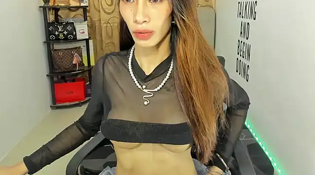 Trixie Mattel21 online show from 12/18/24, 02:21