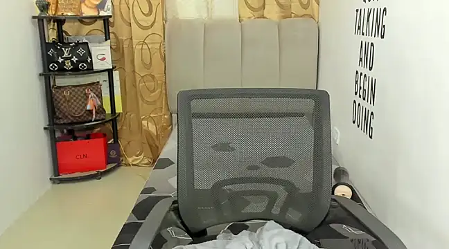 Trixie Mattel21 online show from 12/18/24, 05:26