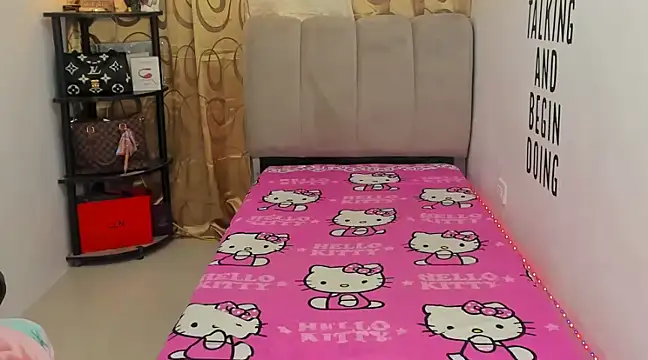 Trixie Mattel21 online show from 12/26/24, 02:22