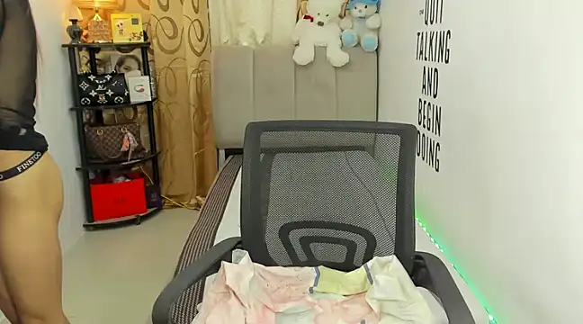 Trixie Mattel21 online show from 01/13/25, 05:23