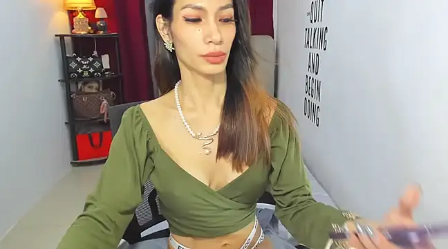 Trixie Mattel21 online show from 03/05/25, 09:48