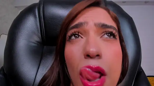 Snapshot of MariamRivera_ chatting on 12/15/24, 10:07 MariamRivera online show from 12/15/24, 10:07