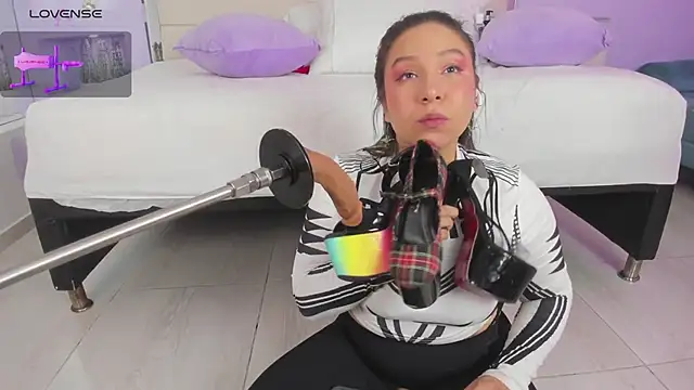 Isabella Daniell online show from 01/31/25, 03:52