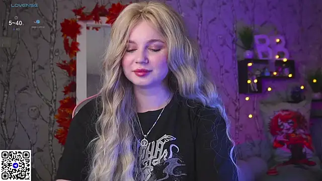 Snapshot of Moon_Valkyrie chatting on 09/17/25, 07:43 Moon Valkyrie online show from 09/17/25, 07:43