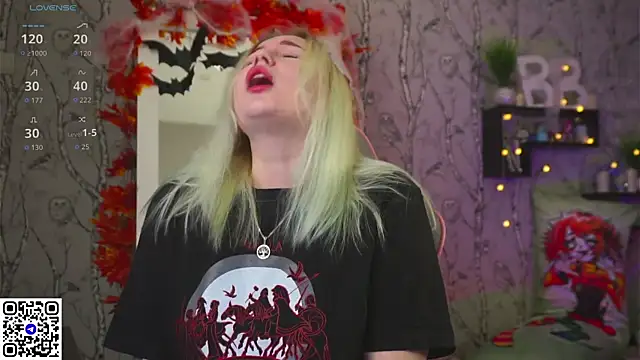 Snapshot of Moon_Valkyrie chatting on 10/28/25, 09:02 Moon Valkyrie online show from 10/28/25, 09:02