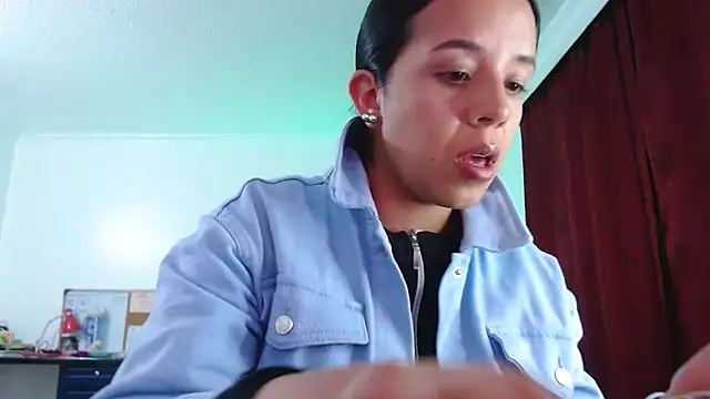 Snapshot of VALERY_MEER chatting on 10/21/25, 12:11 VALERY MEER online show from 10/21/25, 12:11