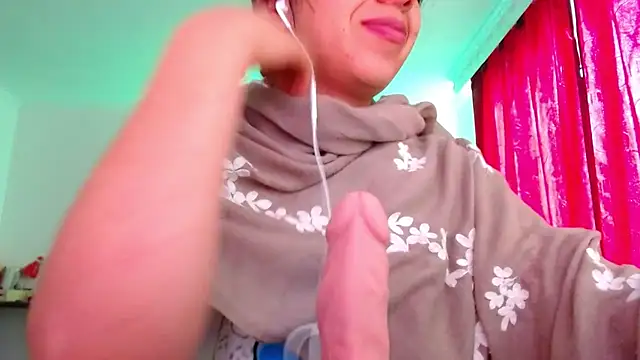 Snapshot of VALERY_MEER chatting on 04/07/26, 12:16 VALERY MEER online show from 04/07/26, 12:16