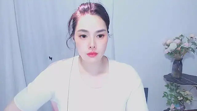 Snapshot of SHY-_-girl chatting on 05/15/26, 05:25 SHY- -girl online show from 05/15/26, 05:25