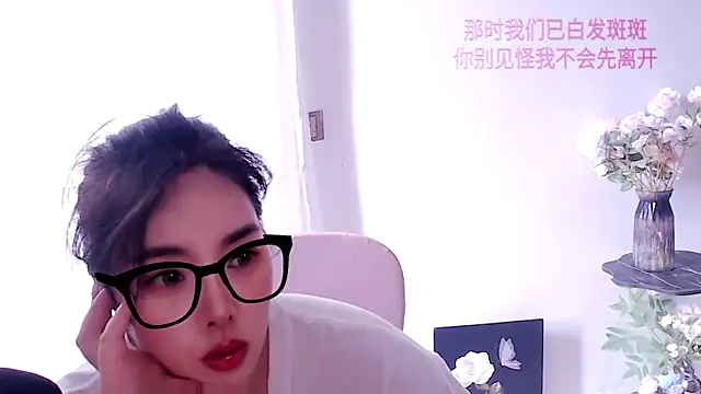 Snapshot of SHY-_-girl chatting on 05/17/26, 04:21 SHY- -girl online show from 05/17/26, 04:21