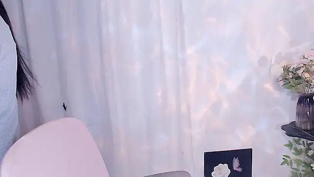 Snapshot of SHY-_-girl chatting on 05/20/26, 02:29 SHY- -girl online show from 05/20/26, 02:29