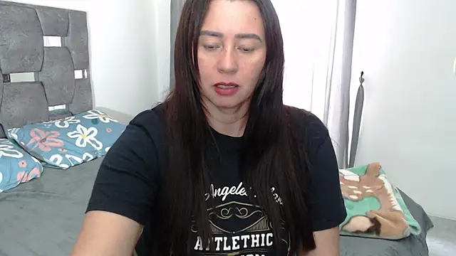 Snapshot of sara_hott_1 chatting on 05/15/26, 07:43 sara hott 1 online show from 05/15/26, 07:43