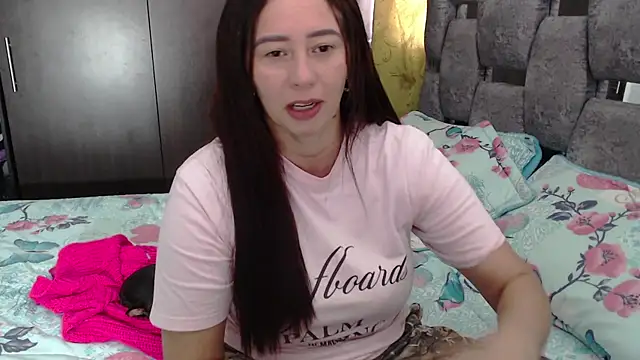 Snapshot of sara_hott_1 chatting on 07/08/26, 03:27 sara hott 1 online show from 07/08/26, 03:27
