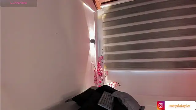 MERIDA TAYLOR online show from 10/17/25, 01:46