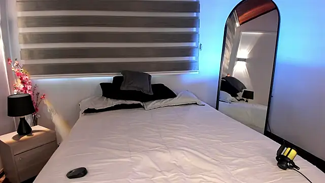 MERIDA TAYLOR online show from 12/03/25, 12:14