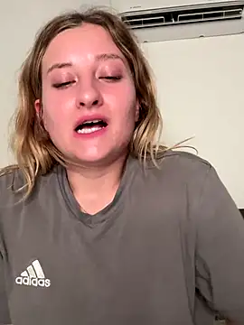 Snapshot of MileySummer chatting on 12/01/24, 04:29 MileySummer online show from 12/01/24, 04:29