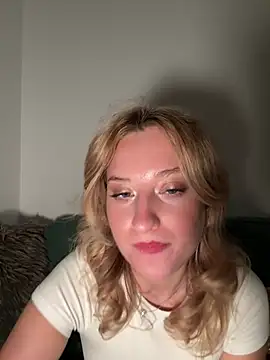 Snapshot of MileySummer chatting on 02/08/25, 04:14 MileySummer online show from 02/08/25, 04:14