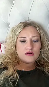 Snapshot of MileySummer chatting on 09/23/25, 09:23 MileySummer online show from 09/23/25, 09:23