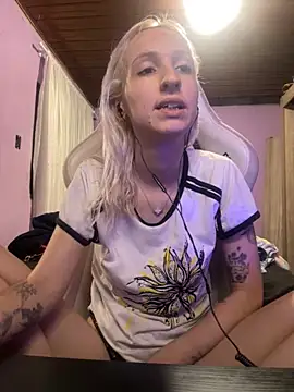 Snapshot of bunnydark00 chatting on 10/25/25, 03:58 bunnydark00 online show from 10/25/25, 03:58