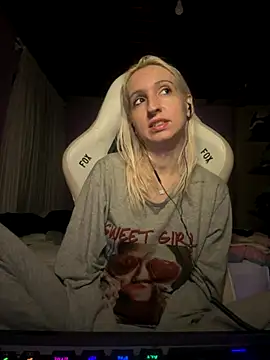 Snapshot of bunnydark00 chatting on 10/30/25, 12:34 bunnydark00 online show from 10/30/25, 12:34