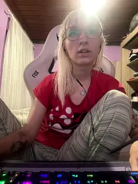 Snapshot of bunnydark00 chatting on 11/04/25, 01:27 bunnydark00 online show from 11/04/25, 01:27