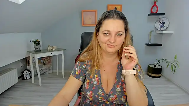 LollaGirl online show from 02/07/25, 10:19