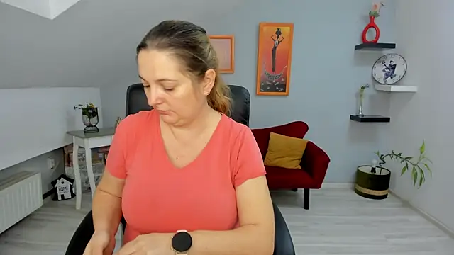 LollaGirl online show from 02/10/25, 04:19