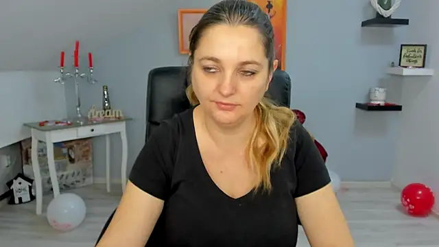 LollaGirl online show from 02/19/25, 04:23