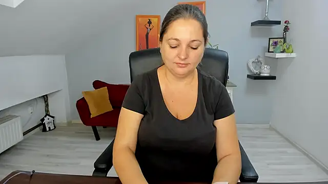 LollaGirl online show from 10/08/25, 03:15