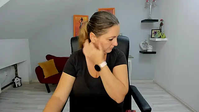 LollaGirl online show from 10/10/25, 03:16