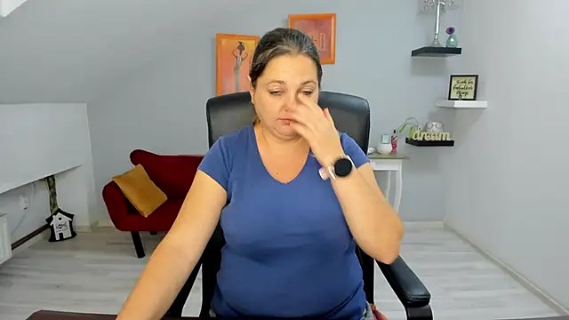 LollaGirl online show from 10/21/25, 03:18