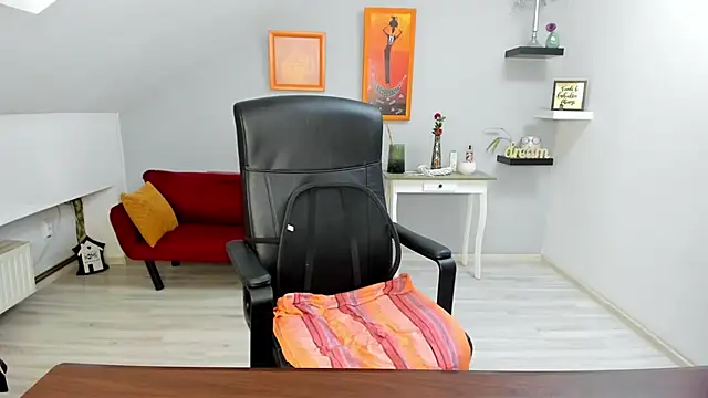 LollaGirl online show from 12/16/25, 04:28