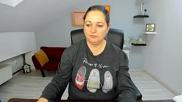 LollaGirl online show from 12/17/25, 04:18